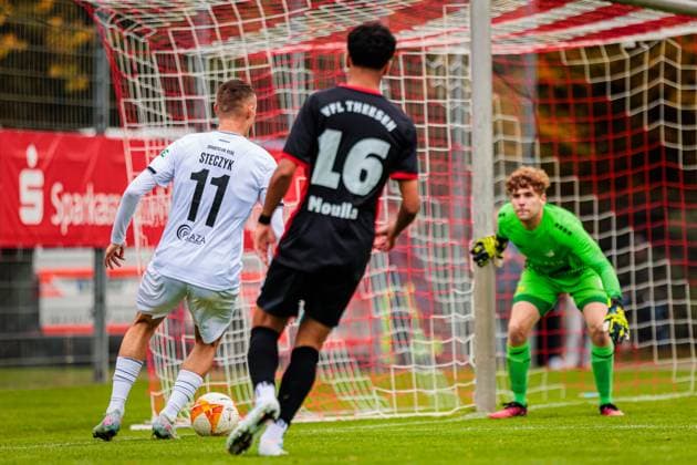 v l Dominik Steczyk SC Verl, 11 , Taha Ajdar Moulla VfL Luebeck Schwartau, 16 , Fynn Laarmann VfL Luebeck Schwartau, 12 GER, VfL Theesen vs SC Verl, Football, Westfalenpokal, Final of eight, Match time 2025 2026, 11 10 2025 DFL Regulations prohibit any use of photographers as image sequences and or quasi video GER, VfL Theesen vs SC Verl, Fußball, Westfalenpokal, Achteilfinale, Spielzeit 2025 2026, 11 10 2025 Bielefeld Copyright: xEibner-Pressefoto JanxRollingerx EP_JSK