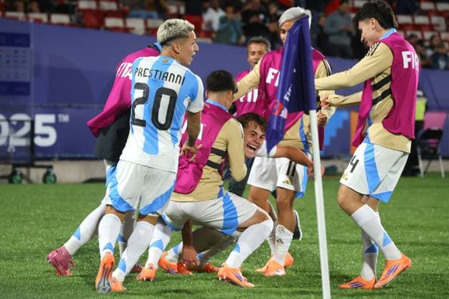 Futbol, Mexico vs Argentina. Mundial sub 20, Chile 2025. El jugador de Argentina Mateo Silvetti, centro, celebra con sus companeros tras marcar un gol contra Mexico durante un partido de cuartos de final del mundial sub 20 disputado en el estadio Nacional de Santiago, Chile. 11 10 2025 Jonnathan Oyarzun Photosport Football, Mexico vs Argentina. U-20 World Cup Championship. Argentina™s player Mateo Silvetti, center, celebrates with teammates after scoring against Mexico during a quarterfinal match of the U-20 World Cup at the Nacional stadium in Santiago, Chile. 11 10 2025 Jonnathan Oyarzun Photosport Mexico vs Argentina, mundial sub 20 Chile 2025