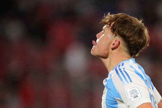Futbol, Mexico vs Argentina. Mundial sub 20, Chile 2025. El jugador de Argentina Mateo Silvetti, centro, celebra tras marcar un gol contra Mexico durante un partido de cuartos de final del mundial sub 20 disputado en el estadio Nacional de Santiago, Chile. 11 10 2025 Jonnathan Oyarzun Photosport Football, Mexico vs Argentina. U-20 World Cup Championship. Argentina™s player Mateo Silvetti, center, celebrates after scoring against Mexico during a quarterfinal match of the U-20 World Cup at the Nacional stadium in Santiago, Chile. 11 10 2025 Jonnathan Oyarzun Photosport Mexico vs Argentina, mundial sub 20 Chile 2025