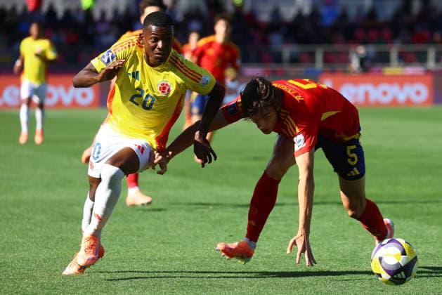 Futbol, Espana vs Colombia. Mundial sub 20, Chile 2025. El jugador de Colombia Joel Canchimbo, izquierda, disputa el balon con Andres Cuenca de Espana durante un partido de Cuartos de final del mundial sub 20 realizado en el estadio Fiscal de Talca, Chile. 11 10 2025 Eduardo Fortes Photosport Football, Spain vs Colombia. U-20 World Cup Championship. Colombia player Joel Canchimbo, left, vies for the ball against Andres Cuenca of Spain during a round of 8 match of the U-20 World Cup at the Fiscal stadium in Talca, Chile. 11 10 2025 Eduardo Fortes Photosport Espana vs Colombia, mundial sub 20 Chile 2025