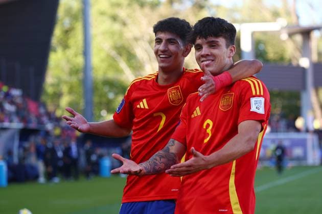 Futbol, Espana vs Colombia. Mundial sub 20, Chile 2025. El jugador de Espana Rayane Belaid, centro, celebra con sus companeros tras marcar un gol contra Colombia durante un partido de cuartos de final del mundial sub 20 disputado en el estadio Fiscal de Talca, Chile. 11 10 2025 Eduardo Fortes Photosport Football, Spain vs Colombia. U-20 World Cup Championship. Spain™s player Rayane Belaid, center, celebrates with teammates after scoring against Colombia during a round of 8 match of the U-20 World Cup at the Fiscal stadium in Talca, Chile. 11 10 2025 Eduardo Fortes Photosport Espana vs Colombia, mundial sub 20 Chile 2025