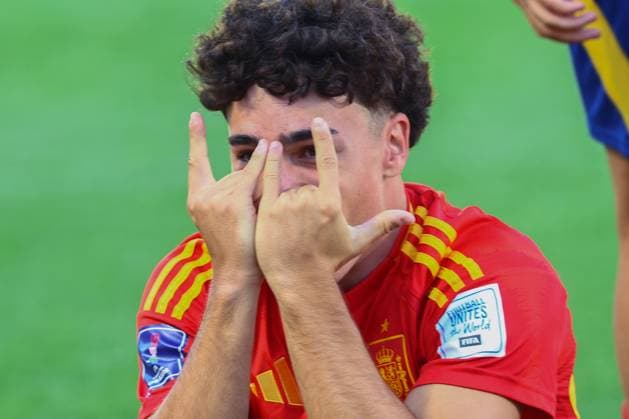 Futbol, Espana vs Colombia. Mundial sub 20, Chile 2025. El jugador de Espana Jan Virgili, centro, celebra tras marcar un gol contra Colombia durante un partido de Cuartos de final del mundial sub 20 disputado en el estadio Fiscal de Talca, Chile. 11 10 2025 Eduardo Fortes Photosport Football, Spain vs Colombia. U-20 World Cup Championship. Spain™s player Jan Virgili, center, celebrates after scoring against Colombia during a round of 8 match of the U-20 World Cup at the Fiscal stadium in Talca, Chile. 11 10 2025 Eduardo Fortes Photosport Espana vs Colombia, mundial sub 20 Chile 2025