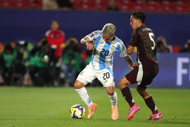Futbol, Mexico vs Argentina. Mundial sub 20, Chile 2025. El jugador de Mexico Iker Fimbres, derecha, disputa el balon con Gianluca Prestianni de Argentina durante un partido de cuartos de final del mundial sub 20 realizado en el estadio Nacional de Santiago, Chile. 11 10 2025 Jonnathan Oyarzun Photosport Football, Mexico vs Argentina. U-20 World Cup Championship. Mexico™s player Iker Fimbres, right, vies for the ball against Gianluca Prestianni of Argentina during a quarterfinal match of the U-20 World Cup at the Nacional stadium in Santiago, Chile. 11 10 2025 Jonnathan Oyarzun Photosport Mexico vs Argentina, mundial sub 20 Chile 2025