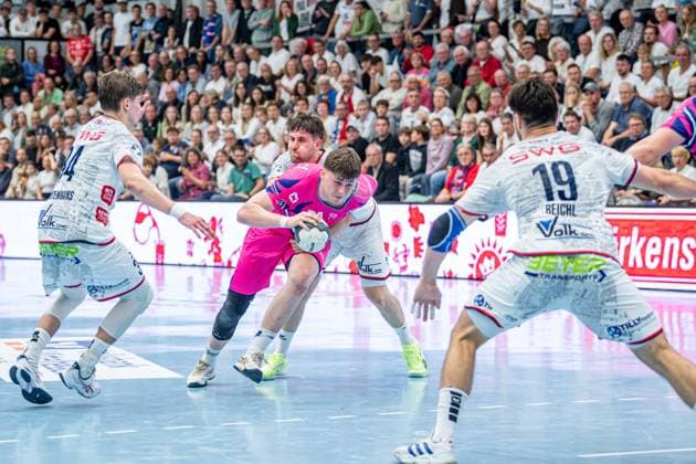 2. Handball Bundesliga; TV Hüttenberg - TSV Bayer Dormagen, 11.10.25 Max Schmidt (TSV Bayer Dormagen, 34), David Kuntscher (TV Hüttenberg, 97), Vit Reichl (TV Hüttenberg, 19), Paul Kompenhans (TV Hüttenberg, 34) 2. Handball Bundesliga; TV Hüttenberg - TSV Bayer Dormagen: Hüttenberg, 11.10.25 Copyright: xBEAUTIFULxSPORTS Roeczeyx