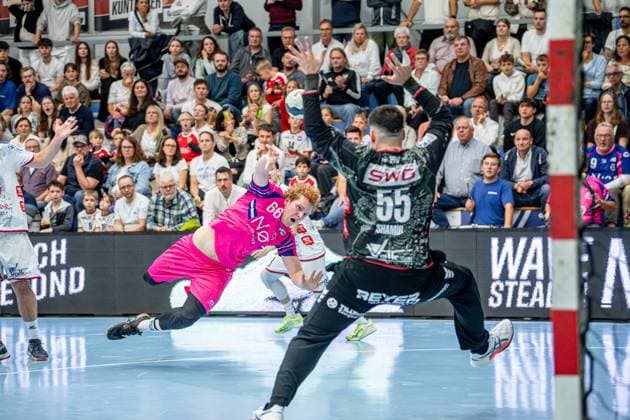 2. Handball Bundesliga; TV Hüttenberg - TSV Bayer Dormagen, 11.10.25 Julius Hein (TSV Bayer Dormagen, 66), Lasse Ohl (TV Hüttenberg, 11), Tim Rüdiger (TV Hüttenberg, 18), Yahav Shamir (TV Hüttenberg, 55) 2. Handball Bundesliga; TV Hüttenberg - TSV Bayer Dormagen: Hüttenberg, 11.10.25 Copyright: xBEAUTIFULxSPORTS Roeczeyx