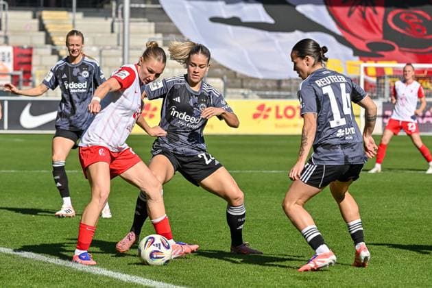 Sophie Nachtigall SC Freiburg Women, 27 , Nadine Riesen Eintracht Frankfurt, 22 in a duel for the ball GER, SC Freiburg Eintracht Frankfurt, Women Football, Google Pixel Women Bundesliga, Matchday 6, Season 2025 2026, 12 10 2025 DFB REGULATIONS PROHIBIT ANY USE OF PHOTOGRAPHS AS IMAGE SEQUENCES AND OR QUASI VIDEO GER, SC Freiburg Eintracht Frankfurt, Women Football, Google Pixel Women Bundesliga, Matchday 6, Season 2025 2026, 12 10 2025 Freiburg Copyright: xEibner-Pressefoto ThomasxHessx EP_THS