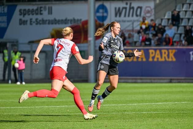 Lisanne Graewe Eintracht Frankfurt, 08 receiving the ball in front of Tessa Blumenberg SC Freiburg Frauen, 07 GER, SC Freiburg Eintracht Frankfurt, Frauen Fussball, Google Pixel Frauen Bundesliga, 6 Spieltag, Saison 2025 2026, 12 10 2025 DFB REGULATIONS PROHIBIT ANY USE OF PHOTOGRAPHS AS IMAGE SEQUENCES AND OR QUASI VIDEO GER, SC Freiburg Eintracht Frankfurt, Frauen Fussball, Google Pixel Frauen Bundesliga, 6 Spieltag, Saison 2025 2026, 12 10 2025 Freiburg Copyright: xEibner-Pressefoto ThomasxHessx EP_THS