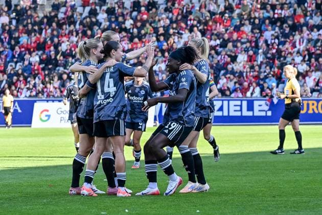 Nicole Anyomi Eintracht Frankfurt, 19 with Nadine Riesen Eintracht Frankfurt, 22 , Geraldine Reuteler Eintracht Frankfurt, 14 , Nicole Anyomi Eintracht Frankfurt, 19 GER, SC Freiburg Eintracht Frankfurt, Frauen Fussball, Google Pixel Frauen Bundesliga, Matchday 6, Season 2025 2026, 12 10 2025 DFB REGULATIONS PROHIBIT ANY USE OF PHOTOGRAPHS AS IMAGE SEQUENCES AND OR QUASI VIDEO GER, SC Freiburg Eintracht Frankfurt, Women Football, Google Pixel Women Bundesliga, Matchday 6, Season 2025 2026, 12 10 2025 Freiburg Copyright: xEibner-Pressefoto ThomasxHessx EP_THS