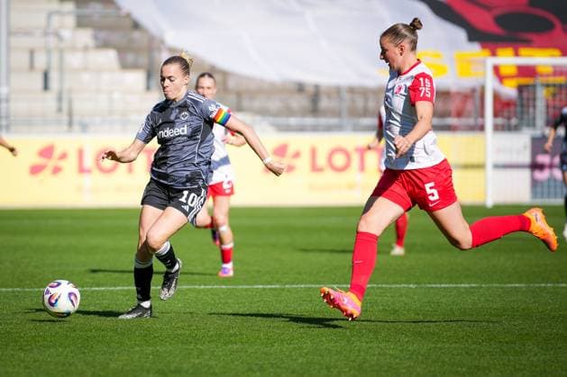 Soccer, Google Pixel Womens Bundesliga, Matchday 6, 2025 2026, SC Freiburg vs Eintracht Frankfurt, Dreisamstadion, Freiburg, Laura Freigang Eintracht Frankfurt, 10 On the ball, Julia Stierli SC Freiburg, Women 5 Freiburg Dreisamstadion Baden Württemberg Germany Copyright: xFINLEYxMÖRCHx