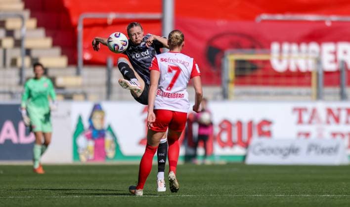 DEU, Freiburg, SC Freiburg vs Eintracht Frankfurt, Google Pixel Bundesliga, DFB, Dreisamstadion, 6 Spieltag, im Bild f l n r Amanda Ilestedt Eintracht Frankfurt 13 , Tessa Blumenberg SC Freiburg 7 DFB DFL REGULATIONS PROHIBIT ANY USE OF PHOTOGRAPHS AS IMAGE SEQUENCES AND OR QUASI VIDEO, 12 10 2025, Copyright: HMBxMedia HendrikxHamelau