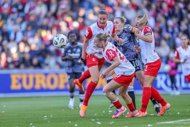 DEU, Freiburg, SC Freiburg vs Eintracht Frankfurt, Google Pixel Bundesliga, DFB, Dreisamstadion, 6 Spieltag, im Bild f l n r Julia Stierli SC Freiburg 5 , Sophie Nachtigall SC Freiburg 27 , Laura Freigang Eintracht Frankfurt 10 , Zweikampf DFB DFL REGULATIONS PROHIBIT ANY USE OF PHOTOGRAPHS AS IMAGE SEQUENCES AND OR QUASI VIDEO, 12 10 2025, Copyright: HMBxMedia HendrikxHamelau