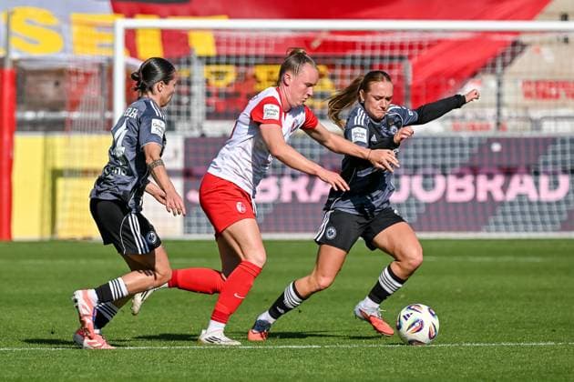 Geraldine Reuteler Eintracht Frankfurt, 14 , Lisanne Graewe Eintracht Frankfurt, 08 in duel with Luca Birkholz SC Freiburg Women, 23 GER, SC Freiburg Eintracht Frankfurt, Women Football, Google Pixel Women Bundesliga, Matchday 6, Season 2025 2026, 12 10 2025 DFB REGULATES PROHIBIT ANY USE OF PHOTOGRAPHS AS IMAGE SEQUENCES AND OR QUASI VIDEO GER, SC Freiburg Eintracht Frankfurt, Women Football, Google Pixel Women Bundesliga, Matchday 6, Season 2025 2026, 12 10 2025 Freiburg Copyright: xEibner-Pressefoto ThomasxHessx EP_THS