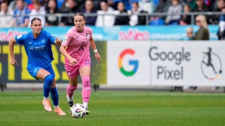 v li Valentina Mädl B04, 17 , Laura Gloning TSG, 20 , duel, duel, tackle, tackling, dynamics, action, action, 12 10 2025, Sinsheim Hoffenheim Germany , Football, Google Pixel Women Bundesliga, TSG 1899 Hoffenheim Bayer 04 Leverkusen, DFB DFL REGULATIONS PROHIBIT ANY USE OF PHOTOGRAPHS AS IMAGE SEQUENCES AND OR QUASI VIDEO xozx