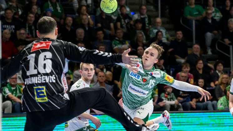 in the picture from l Tibor Ivanisevic GWD Minden , Tobias Grondahl Fuechse Berlin , duel, action, fight, fights for the ball, GER, Berlin, Handball, Fuechse Berlin vs GWD Minden , DAIKIN Handball Bundesliga, in the Max Schmeling Halle, 12 10 2025, Copyright: HMBxMedia UwexKoch