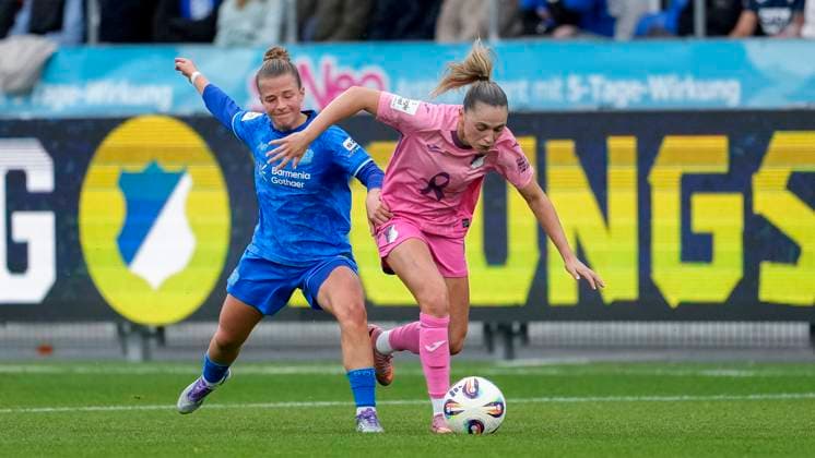 v li Kristin Kögel B04, 11 , Jill Janssens TSG, 9 , duel, duel, tackle, tackling, dynamics, action, action, 12 10 2025, Sinsheim Hoffenheim Germany , Football, Google Pixel Women Bundesliga, TSG 1899 Hoffenheim Bayer 04 Leverkusen, DFB DFL REGULATIONS PROHIBIT ANY USE OF PHOTOGRAPHS AS IMAGE SEQUENCES AND OR QUASI VIDEO xozx