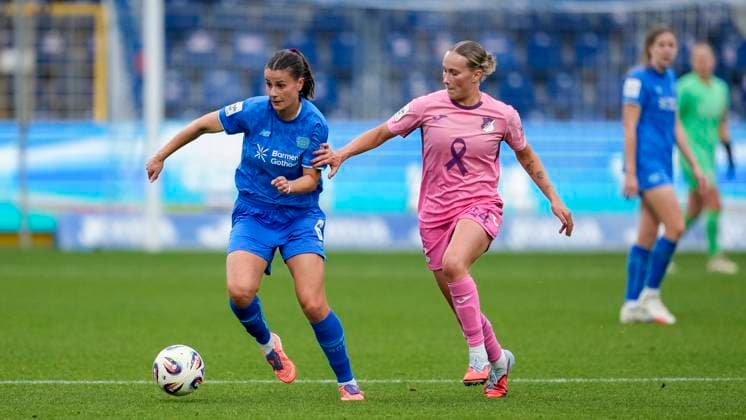 v li Katharina Piljic B04, 6 , Feli Delacauw TSG, 24 , duel, duel, tackle, tackling, dynamics, action, action, 12 10 2025, Sinsheim Hoffenheim Germany , Football, Google Pixel Women Bundesliga, TSG 1899 Hoffenheim Bayer 04 Leverkusen, DFB DFL REGULATIONS PROHIBIT ANY USE OF PHOTOGRAPHS AS IMAGE SEQUENCES AND OR QUASI VIDEO xozx