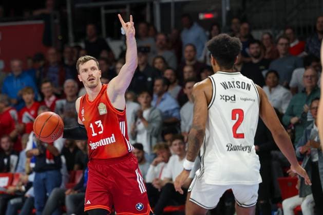 Andreas Obst FC Bayern Basketball, 13 gesturing with ball, with Ibrahim Watson BMA365 Bamberg Baskets, 02 , GER, FC Bayern Basketball vs BMA365 Bamberg Baskets, Basketball, easycredit Basketball Bundesliga, Matchday 4, Season 2025 2026, 12 10 2025, GER, FC Bayern Basketball vs BMA365 Bamberg Baskets, Basketball, easycredit Basketball Bundesliga, Matchday 4, Season 2025 2026, 12 10 2025 Munich Copyright: xEibner-Pressefoto JennixMaulx EP_JML