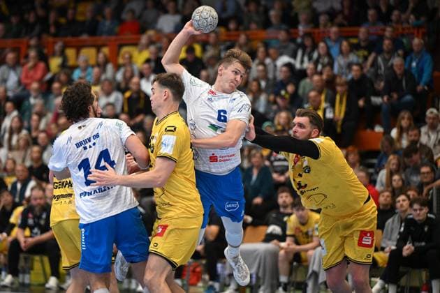 Germany, Handball, 2 Bundesliga, 7 Matchday, 2025 2026, HSG Krefeld Niederrhein vs Dessau Rosslauer HV 06, 12 10 2025, Glockenspitzhalle, Krefeld, Germany, Fritz Leon Haake Dessau Rosslauer HV 06, 6 prevails against Robert Krass HSG Krefeld Niederrhein, 3 and Matija Mircic HSG Krefeld Niederrhein, 97 Copyright: xMarkusxVerwimpx