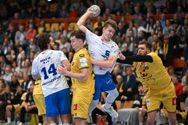 Germany, Handball, 2 Bundesliga, 7 Matchday, 2025 2026, HSG Krefeld Niederrhein vs Dessau Rosslauer HV 06, 12 10 2025, Glockenspitzhalle, Krefeld, Germany, Fritz Leon Haake Dessau Rosslauer HV 06, 6 on goal throw Copyright: xMarkusxVerwimpx