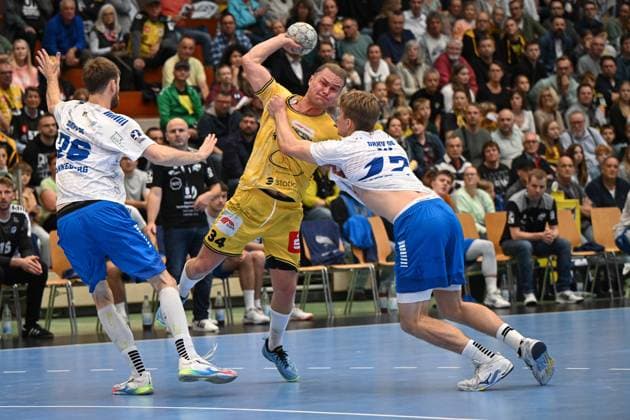 Germany, Handball, 2 Bundesliga, 7 Matchday, 2025 2026, HSG Krefeld Niederrhein vs Dessau Rosslauer HV 06, 12 10 2025, Glockenspitzhalle, Krefeld, Germany, Jörn Persson HSG Krefeld Niederrhein, 34 asserts himself and throws on goal Copyright: xMarkusxVerwimpx