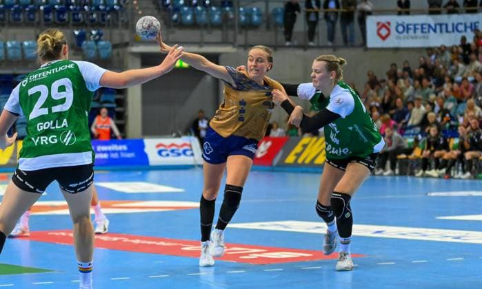 Enna Oberlander Buxtehuder SV, 15 vs Lisa Marie Fragge VfL Oldenburg, 44 and Paulina Golla VfL Oldenburg, 29 VfL Oldenburg vs Buxtehuder SV, ALSCO Handball Bundesliga Women, Matchday 5, Season 2025 2026, 12 10 2025, VfL Oldenburg vs Buxtehuder SV, ALSCO Handball Bundesliga Women, Matchday 5, Season 2025 2026, 12 10 2025, Oldenburg Copyright: xEibner-Pressefoto RobertxGertzenx EP_RGN