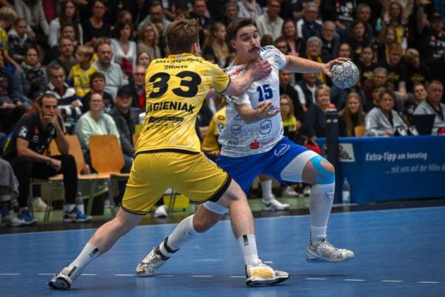 Germany, Handball, 2 Bundesliga, 7 Matchday, 2025 2026, HSG Krefeld Niederrhein vs Dessau Rosslauer HV 06, 12 10 2025, Glockenspitzhalle, Krefeld, Germany, Marcel Nowak Dessau Rosslauer HV 06, 15 in duel with Lars Jagieniak HSG Krefeld Niederrhein, 33 Copyright: xMarkusxVerwimpx