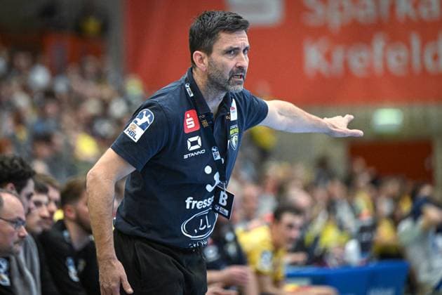 Germany, Handball, 2 Bundesliga, 7 Matchday, 2025 2026, HSG Krefeld Niederrhein vs Dessau Rosslauer HV 06, 12 10 2025, Glockenspitzhalle, Krefeld, Germany, Mark Schmetz HSG Krefeld Niederrhein, Coach Copyright: xMarkusxVerwimpx