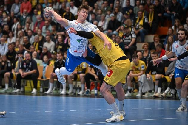 Germany, Handball, 2 Bundesliga, 7 Matchday, 2025 2026, HSG Krefeld Niederrhein vs Dessau Rosslauer HV 06, 12 10 2025, Glockenspitzhalle, Krefeld, Germany, Fritz Leon Haake Dessau Rosslauer HV 06, 6 on goal throw Copyright: xMarkusxVerwimpx