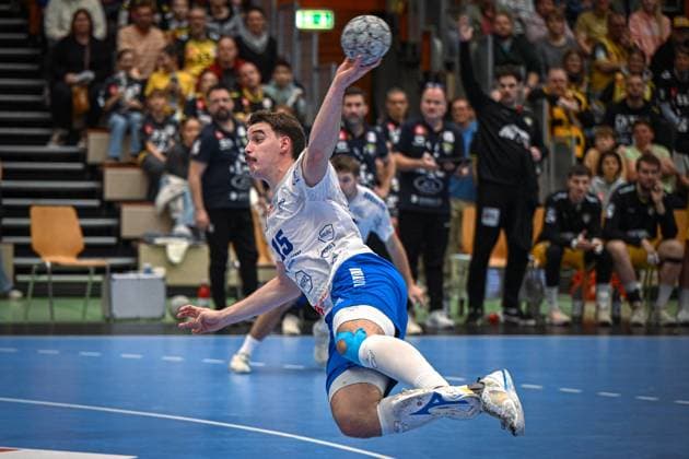 Germany, Handball, 2 Bundesliga, 7 Matchday, 2025 2026, HSG Krefeld Niederrhein vs Dessau Rosslauer HV 06, 12 10 2025, Glockenspitzhalle, Krefeld, Germany, Marcel Nowak Dessau Rosslauer HV 06, 15 on fall throw Copyright: xMarkusxVerwimpx