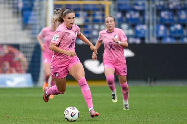 Melissa Kössler TSG, 25 , on the ball, Action, Action, Game scene, 12 10 2025, Sinsheim Hoffenheim Germany , Soccer, Google Pixel Women Bundesliga, TSG 1899 Hoffenheim Bayer 04 Leverkusen, DFB DFL REGULATIONS PROHIBIT ANY USE OF PHOTOGRAPHS AS IMAGE SEQUENCES AND OR QUASI VIDEO xozx