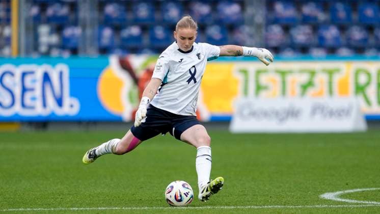 Laura Johanna Dick Goalkeeper, Goalkeeper, TSG, 1 , on the ball, cropped, full body, single image, single photo, action, action, 12 10 2025, Sinsheim Hoffenheim Germany , Football, Google Pixel Women Bundesliga, TSG 1899 Hoffenheim Bayer 04 Leverkusen, DFB DFL REGULATIONS PROHIBIT ANY USE OF PHOTOGRAPHS AS IMAGE SEQUENCES AND OR QUASI VIDEO xozx