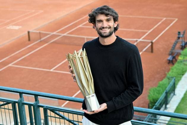 Valentin Vacherot, le joueur de tennis monégasque et vainqueur du Masters 1000 de Shanghai, a été célébré en héros, accueilli au Monte Carlo Country Club par le prince Albert II de Monaco et Melanie de Massy, la présidente de la Fédération monégasque de tennis, d une dizaine d enfants de son club, de son staff, d amis et des membres du club, à Roquebrune Cap Martin, le 14 octobre 2025. Une belle surprise pour le nouveau 40eme mondial qui pensait passer au club voir son kinésithérapeute. Bruno Bebert Bestimage Valentin Vacherot, winner of the Shanghai Masters 1000, is welcomed as a hero at the Monte Carlo Country Club in Roquebrune Cap Martin on october 14th 2025 Roquebrune-Cap-Martin France Copyright: xBrunoxBebertx xBestimagexBrunoxBebertx xBestimagex