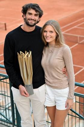 Valentin Vacherot, le joueur de tennis monégasque et vainqueur du Masters 1000 de Shanghai, a été célébré en héros, accueilli au Monte Carlo Country Club par le prince Albert II de Monaco et Melanie de Massy, la présidente de la Fédération monégasque de tennis, d une dizaine d enfants de son club, de son staff, d amis et des membres du club, à Roquebrune Cap Martin, le 14 octobre 2025. Ici, il pose avec sa compagne Emily. Une belle surprise pour le nouveau 40eme mondial qui pensait passer au club voir son kinésithérapeute. Bruno Bebert Bestimage Valentin Vacherot, winner of the Shanghai Masters 1000, is welcomed as a hero at the Monte Carlo Country Club in Roquebrune Cap Martin on october 14th 2025 Roquebrune-Cap-Martin France Copyright: xBrunoxBebertx xBestimagexBrunoxBebertx xBestimagex