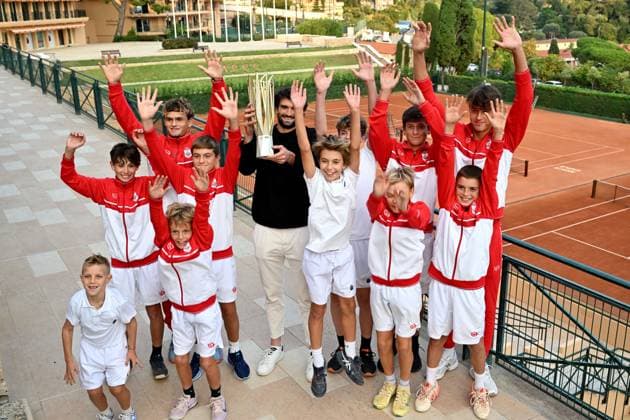 Valentin Vacherot, le joueur de tennis monégasque et vainqueur du Masters 1000 de Shanghai, a été célébré en héros, accueilli au Monte Carlo Country Club par le prince Albert II de Monaco et Melanie de Massy, la présidente de la Fédération monégasque de tennis, d une dizaine d enfants de son club, de son staff, d amis et des membres du club, à Roquebrune Cap Martin, le 14 octobre 2025. Une belle surprise pour le nouveau 40eme mondial qui pensait passer au club voir son kinésithérapeute. Bruno Bebert Bestimage Valentin Vacherot, winner of the Shanghai Masters 1000, is welcomed as a hero at the Monte Carlo Country Club in Roquebrune Cap Martin on october 14th 2025 Roquebrune-Cap-Martin France Copyright: xBrunoxBebertx xBestimagexBrunoxBebertx xBestimagex