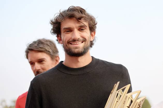 Valentin Vacherot, le joueur de tennis monégasque et vainqueur du Masters 1000 de Shanghai, a été célébré en héros, accueilli au Monte Carlo Country Club par le prince Albert II de Monaco et Melanie de Massy, la présidente de la Fédération monégasque de tennis, d une dizaine d enfants de son club, de son staff, d amis et des membres du club, à Roquebrune Cap Martin, le 14 octobre 2025. Une belle surprise pour le nouveau 40eme mondial qui pensait passer au club voir son kinésithérapeute. Claudia Albuquerque Bestimage Valentin Vacherot, winner of the Shanghai Masters 1000, is welcomed as a hero at the Monte Carlo Country Club in Roquebrune Cap Martin on october 14th 2025 Roquebrune-Cap-Martin France Copyright: xClaudiaxAlbuquerquex xBestimagexClaudiaxAlbuquerquex xBestimagex