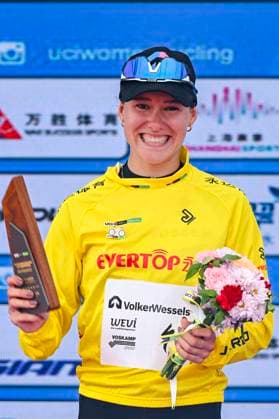 (251016) -- SHANGHAI, Oct. 16, 2025 -- Anne Knijnenburg of Volkerwessels Cycling Team, in the yellow jersey, poses during the awarding ceremony after the Stage 3 of the UCI Women s WorldTour Tour of Chongming Island Road cycling, Rad, Radsport, Strasse race in Shanghai, east China, Oct. 16, 2025. ) (SP)CHINA-SHANGHAI-CYCLING-UCI WOMEN S WORLDTOUR-TOUR OF CHONGMING ISLAND (CN) ChenxHaoming