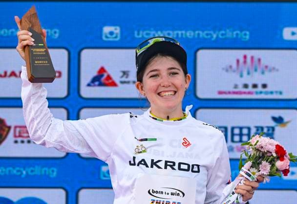 (251016) -- SHANGHAI, Oct. 16, 2025 -- Yelizaveta Sklyarova of Born to Win BTC City Ljubljana Zhiraf, in the white jersey, is seen during the awarding ceremony after the Stage 3 of the UCI Women s WorldTour Tour of Chongming Island Road cycling, Rad, Radsport, Strasse race in Shanghai, east China, Oct. 16, 2025. ) (SP)CHINA-SHANGHAI-CYCLING-UCI WOMEN S WORLDTOUR-TOUR OF CHONGMING ISLAND (CN) ChenxHaoming