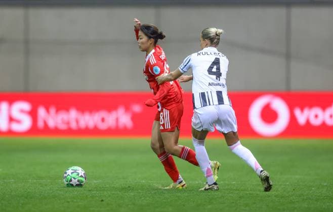 DEU, Munich, FC Bayern München vs Juventus Turin, Women s Champions League, UEFA, Season 2526, FC Bayern Campus, 2 Matchday in picture f l n r Momoko Tanikawa Bayern München 18 , Emma Kullberg Juventus Turin 4 DFB DFL REGULATIONS PROHIBIT ANY USE OF PHOTOGRAPHS AS IMAGE SEQUENCES AND OR QUASI VIDEO, 16 10 2025, Copyright: HMBxMedia HendrikxHamelau