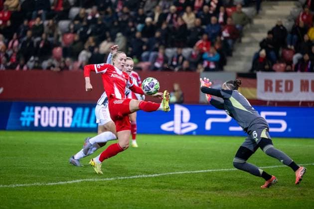 Lea Schueller FC Bayern Muenchen, 11 scores the goal to win 2 1 in a duel with Pauline Peyraud Magnin Juventus Turin, 16 , GER, FC Bayern Muenchen vs Juventus Turin, Football Uefa Womens Champions League, league phase, matchday 2, 2025 2026 season, 16 10 2025 GER, FC Bayern Muenchen vs Juventus Turin, Football Uefa Womens Champions League, league phase, matchday 2, 2025 2026 season, 16 10 2025 Muenchen Copyright: xEibner-Pressefoto Memmlerx EP_MMR