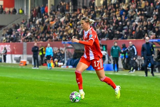 Klara BÜHL Buehl, FC Bayern Munich, FCB, 17 on the ball, cropped, full body, single image, action, action, 16 10 2025, Munich Germany , Football, UEFA Womens Champions League, League Phase 2 Matchday, FC Bayern Munich Juventus Turin xslx
