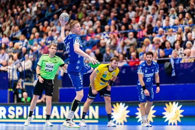 Niels Gerardus Versteijnen TBV Lemgo Lippe, 25 on seven-meter 7 meter throw GER, TBV Lemgo Lippe vs Rhein Neckar Loewen, Handball, 1 Bundesliga, Matchday 9, Season 2025 2026, 16 10 2025 GER, TBV Lemgo Lippe vs Rhein Neckar Loewen, Handball, 1 Bundesliga, Matchday 9, Season 2025 2026, 16 10 2025 Lemgo Copyright: xEibner-Pressefoto JanxRollingerx EP_JSK