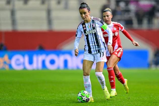 v li Barbara BONANSEA Juventus, 11 Arianna CARUSO FC Bayern Munich, FCB, 27 in duel, duel, tackle, dynamic, action, action, 16 10 2025, Munich Germany , Football, UEFA Womens Champions League, League Phase 2 Matchday, FC Bayern Munich Juventus Turin xslx