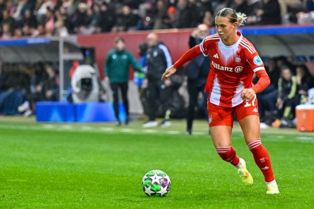 Klara BÜHL Buehl, FC Bayern Munich, FCB, 17 on the ball, cropped, full body, single image, action, action, 16 10 2025, Munich Germany , Football, UEFA Womens Champions League, League Phase 2 Matchday, FC Bayern Munich Juventus Turin xslx