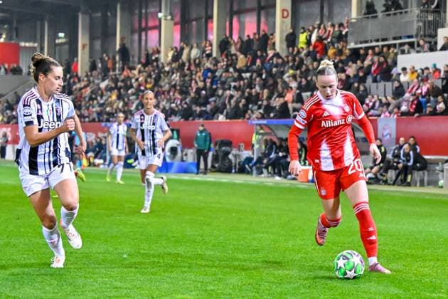 v li Martina LENZINI Juventus, 71 Franziska KETT FC Bayern München, FCB, 20 in duel, duel, tackle, dynamic, action, action, 16 10 2025, Munich Germany , Football, UEFA Womens Champions League, League Phase 2 Matchday, FC Bayern München Juventus Turin xslx
