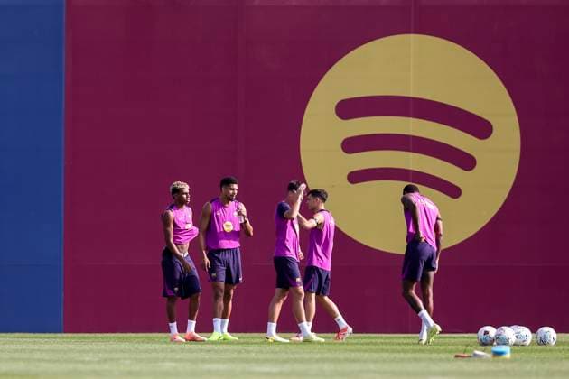 October 17, 2025, Sant Joan Despi, Barcelona, SPAIN: Lamine Yamal and Ronald Araujo during the training day of FC Barcelona, Barca ahead the Spanish League, La Liga EA Sports, football match against Girona FC at Ciudad Esportiva Joan Gamper on October 17, 2025 in Sant Joan Despi, Barcelona, Spain. Sant Joan Despi SPAIN - ZUMAa181 20251017_zaa_a181_012 Copyright: xJavierxBorregox