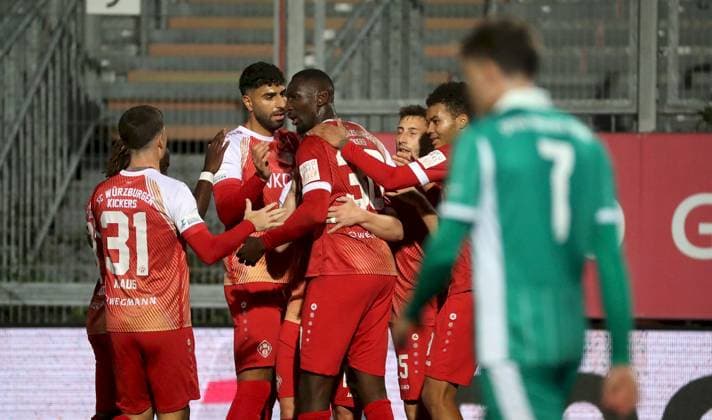 17 10 2025, xfsx, Herren, Fußball, Saison 2025 2026, Regionalliga Bayern, 14 Spieltag FC Wuerzburger Kickers SpVgg Greuther Fuerth II v li Tim Kraus FC Wuerzburger Kickers , Ebrahim Fahrahnak FC Wuerzburger Kickers , Tarsis Bonga FC Wuerzburger Kickers , Dominik Meisel FC Wuerzburger Kickers , Jermain Nischalke FC Wuerzburger Kickers with goal celebration, celebrate the goal, goal celebration, celebrating the goal to 1 0, Marlon Fries SpVgg Greuther Fuerth II Wuerzburg AKON ARENA Bayern Germany