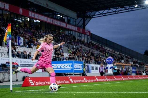 Laura Gloning TSG Hoffenheim, 20 on the ball at the corner before the goal to 0 1, GER, SGS essen vs TSG 1899 Hoffenheim, Football Google Pixel Women Bundesliga, 7 Matchday, Season 2025 2026, 17 10 2025 DFB regulations prohibit any use of photographs as image sequences and or quasi video GER, SGS essen vs TSG 1899 Hoffenheim, Football Google Pixel Women Bundesliga, 7 Matchday, Season 2025 2026, 17 10 2025 Essen Copyright: xEibner-Pressefoto Memmlerx EP_MMR