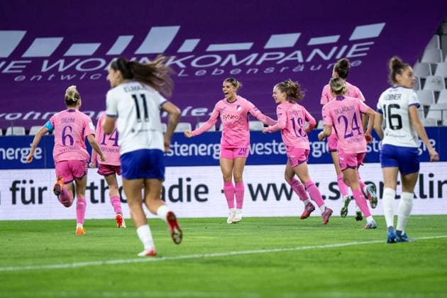 Selina Cerci TSG Hoffenheim, 29 , Valesca Ampoorter TSG Hoffenheim, 18 , Feli Delacauw TSG Hoffenheim, 24 , Vanessa Diehm TSG Hoffenheim, 06 celebrate the goal for 0 1, GER, SGS essen vs TSG 1899 Hoffenheim, Football Google Pixel Womens Bundesliga, 7 Spieltag, Saison 2025 2026, 17 10 2025 DFB regulations prohibit any use of photographs as image sequences and or quasi video GER, SGS essen vs TSG 1899 Hoffenheim, Fußball Google Pixel Frauen Bundesliga, 7 Spieltag, Saison 2025 2026, 17 10 2025 Essen Copyright: xEibner-Pressefoto Memmlerx EP_MMR