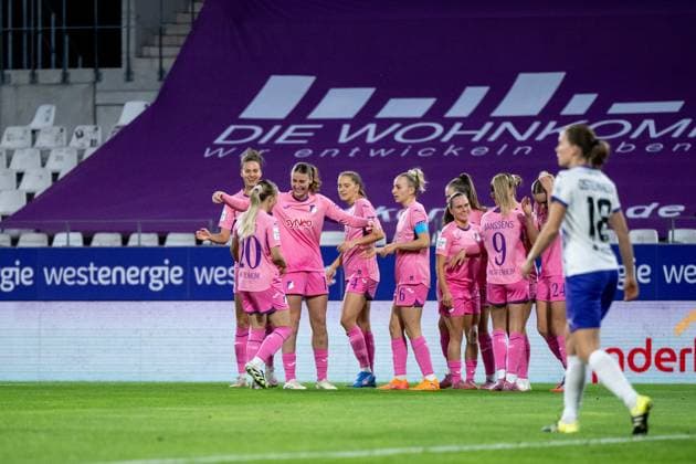 Franziska Harsch TSG Hoffenheim, 17 , Laura Gloning TSG Hoffenheim, 20 , Lisa Doorn TSG Hoffenheim, 14 , Vanessa Diehm TSG Hoffenheim, 06 and team celebrate the goal for 0 1, GER, SGS essen vs TSG 1899 Hoffenheim, Football Google Pixel Womens Bundesliga, 7 Spieltag, Saison 2025 2026, 17 10 2025 DFB regulations prohibit any use of photographs as image sequences and or quasi video GER, SGS essen vs TSG 1899 Hoffenheim, Fußball Google Pixel Frauen Bundesliga, 7 Spieltag, Saison 2025 2026, 17 10 2025 Essen Copyright: xEibner-Pressefoto Memmlerx EP_MMR