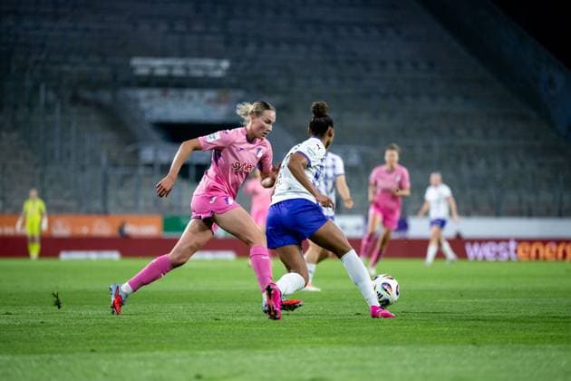 Feli Delacauw TSG Hoffenheim, 24 in duel with Vanessa Fuerst SGS Essen, 08 , GER, SGS essen vs TSG 1899 Hoffenheim, Football Google Pixel Frauen Bundesliga, 7 Spieltag, Saison 2025 2026, 17 10 2025 DFB regulations prohibit any use of photographs as image sequences and or quasi video GER, SGS essen vs TSG 1899 Hoffenheim, Football Google Pixel Frauen Bundesliga, 7 Spieltag, Saison 2025 2026, 17 10 2025 Essen Copyright: xEibner-Pressefoto Memmlerx EP_MMR